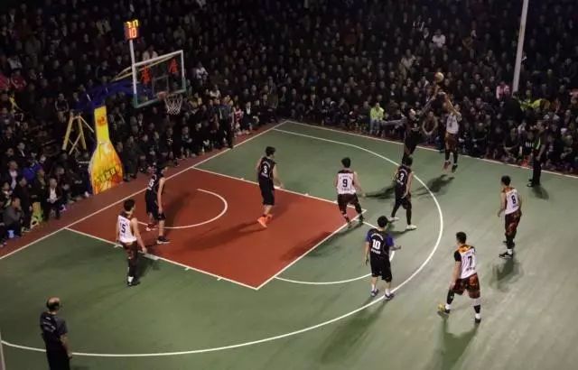  夜间灯光球场投入使用，上班族下班后挥拍健身