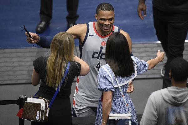  费德勒告别赛引泪目，球迷致敬传奇时刻