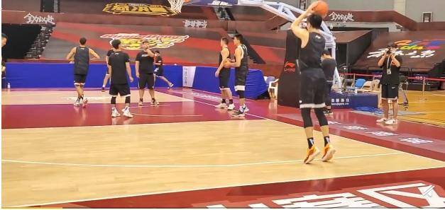  篮球战术革新引领比赛新潮流