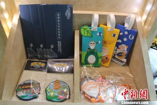  环保理念融入赛事包装，纸质纪念品替代塑料