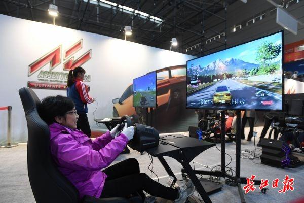  电竞模拟器普及，普通玩家也能体验职业赛场