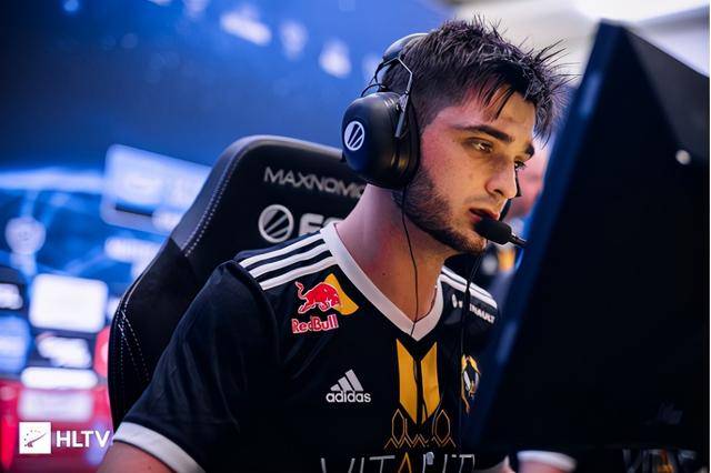  电竞传奇选手复出首战，强势碾压对手晋级  