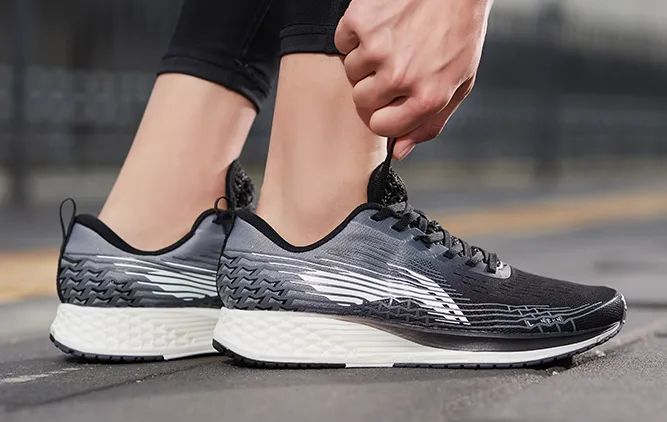  网球鞋科技突破，减震凝胶与轻量化完美结合