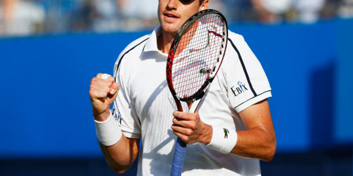  发球上网战术奏效，伊斯内尔轰出制胜ACE