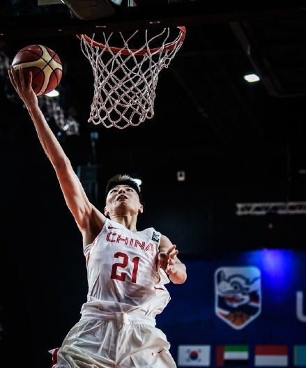  电竞新星闪耀赛场斩获首冠殊荣